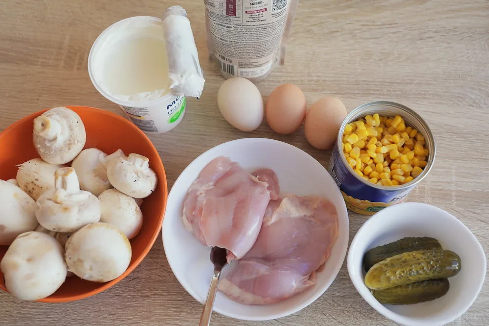 Як приготувати трендовий салат з куркою і грибами